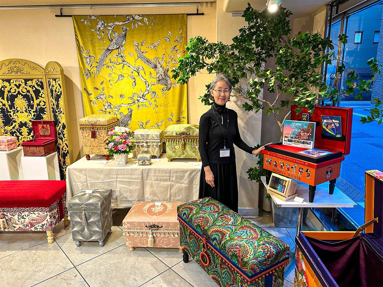 ماسومي بيزر مع مجموعة مختارة من صناديق الشاي (تشاباكو) خلال فعالية إطلاق كتابها الجديد، التي أُقيمت في 17 أكتوبر/تشرين الأول 2025 بمنطقة كيوباشي في طوكيو. (© إيزومي نوبوميتشي)