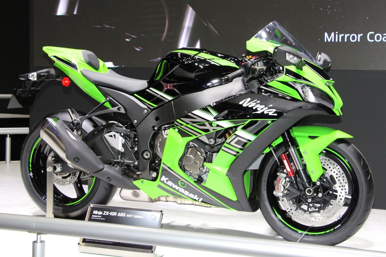حققت دراجة كاواساكي نينجا ZX-10R ABS نجاحًا ملحوظًا في بطولة العالم للدراجات النارية السوبربايك، وهي أعلى مستوى من سباقات الدراجات النارية المخصصة للطرقات العامة. صورة ملتقطة في 28 أكتوبر 2015، في معرض طوكيو للسيارات 2015. (© أويا يويتشي)
