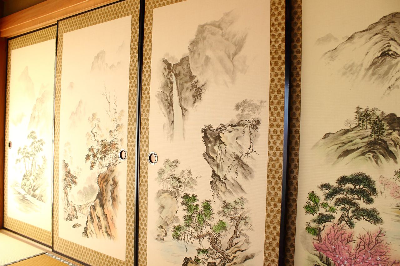 أبواب ”فوسوما“ في غرفة الواشيتسو. غالبًا ما تُرسَم عليها مناظر طبيعية أو زخارف (© بيكستا)