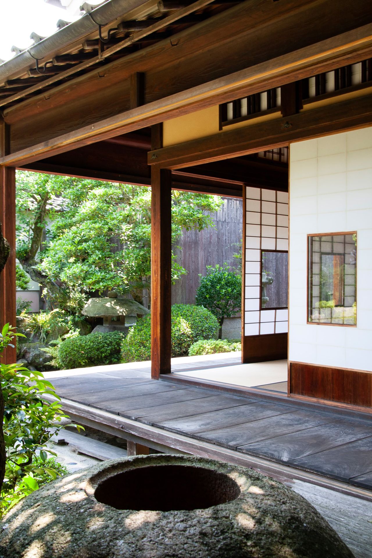 الجزء المكسو بألواح خشبية والمطل على الحديقة هو الرواق. منزل عائلة ميكامي القديم في مدينة ميازو بمحافظة كيوتو، والمصنف ضمن الممتلكات الثقافية المهمة على المستوى الوطني (© بيكستا)