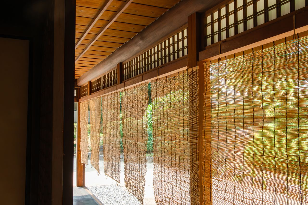 تُعلَّق ستائر منسوجة تحت حافة السقف، فتحجب نظرات الأشخاص في الخارج وأشعة الشمس المباشرة، مع السماح بمرور الهواء (© بيكستا)