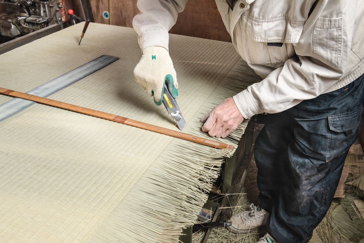 عملية استبدال سطح حصيرة التاتامي المنسوجة من نبات الإيغوسا (© بيكستا)