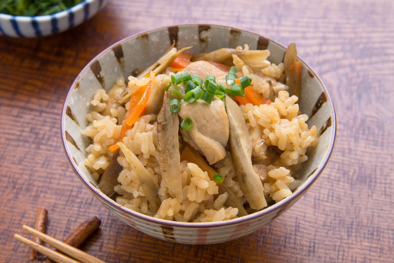 توريغوبو-ميشي، طبق من الدجاج والأرز المخلوط بالغوبو (© بيكستا)