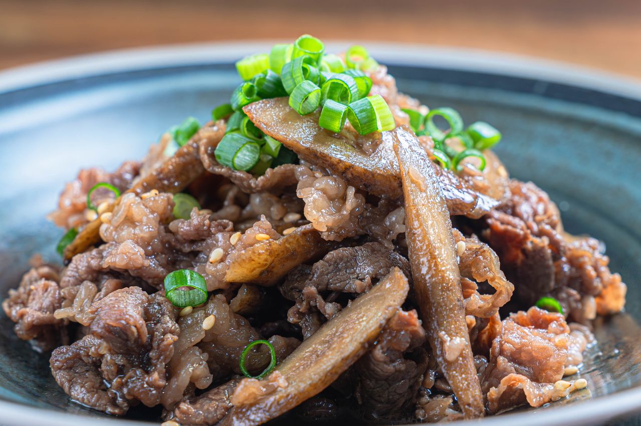 غيو غوبو، جذر الغوبو ولحم البقر المطبوخ على نار خفيفة (© بيكستا)