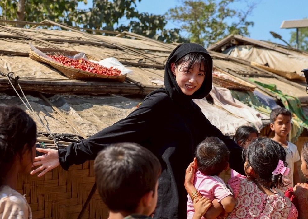 زارت الممثلة كاواي يومي، التي تقوم بالتعليق الصوتي للإعلان الترويجي الياباني، مخيمًا للاجئين الروهينغيا في بنغلاديش برفقة المخرج فوجيموتو أكيو في يناير/ كانون الثاني 2026. (© 2025 E.x.N K.K.)