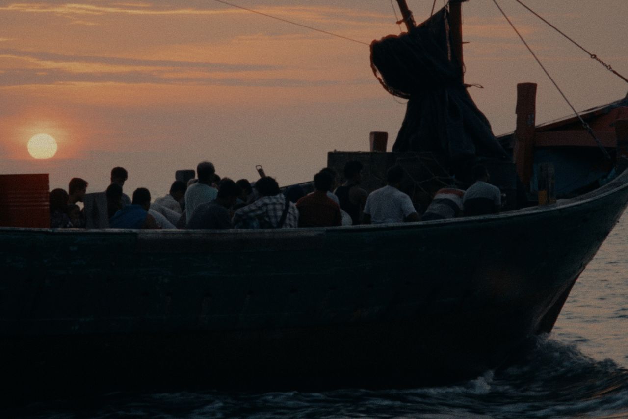 مشهد من فيلم لوست لاند. قارب يحمل عدداً من اللاجئين يفوق بكثير القدرة الاستعابية الآمنة، حيث يبدأون رحلة محفوفة بالمخاطر تستغرق أياماً. (© 2025 E.x.N K.K.)