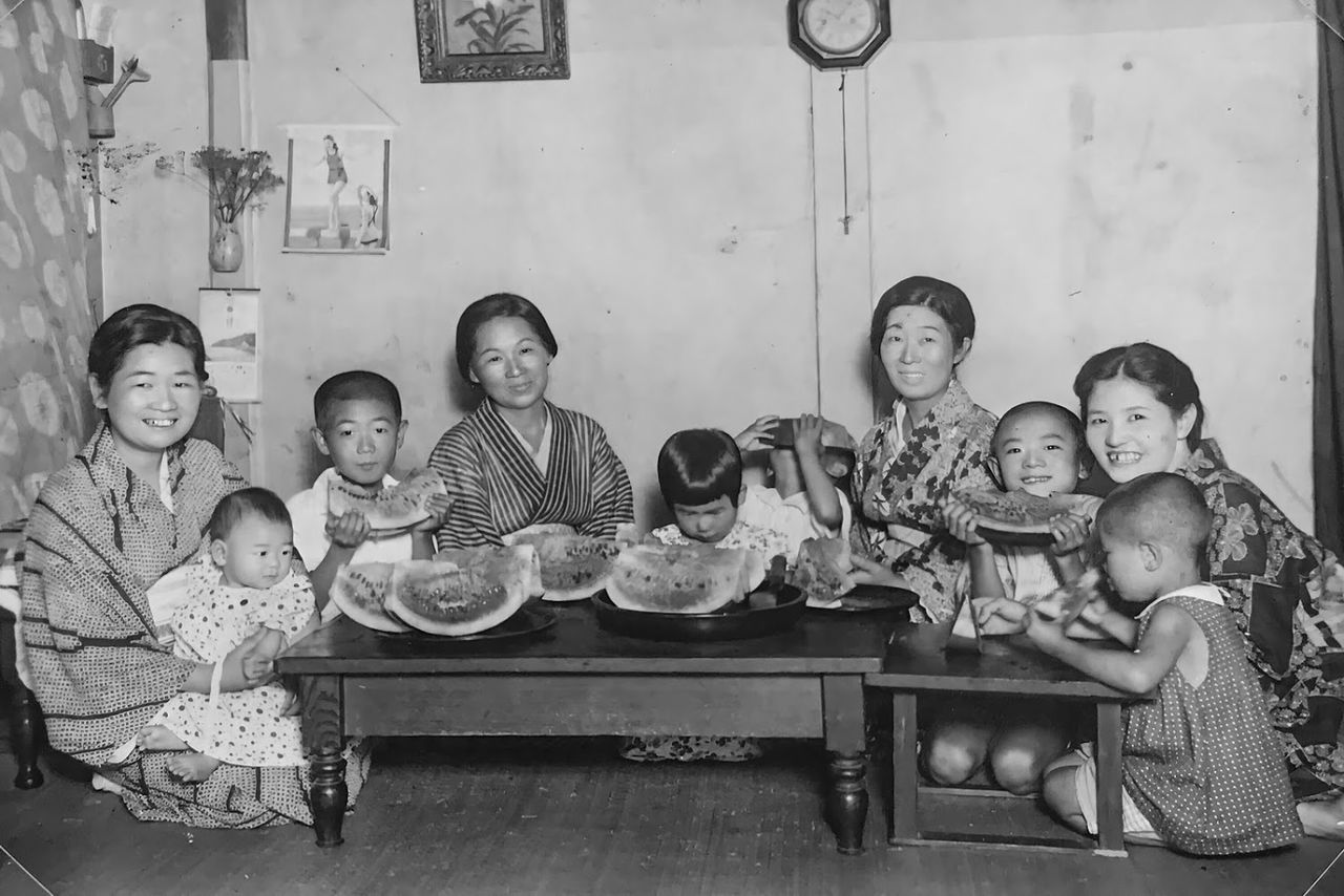 التقطت الصورة في عام 1936، بأستوديو تاكاهاشي للتصوير. تجمع عائلي للأسرة والأقارب. ويظهر هيساشي في الصورة واضعًا قشر البطيخ على وجهه. الصورة مقدمة من تاكاهاشي هيساشي.