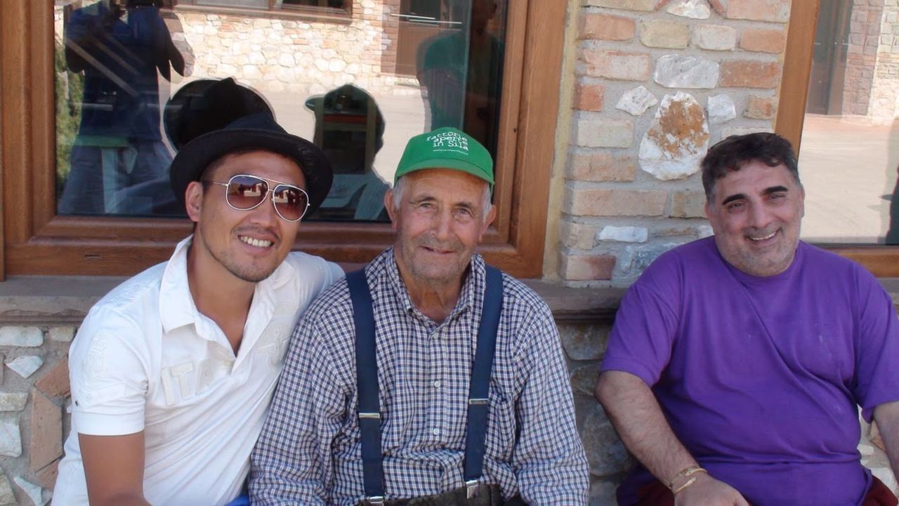 رئيس فاتوريا بيو هوكايدو تاكاهاشي (على اليسار) مع رئيس فاتوريا بيو في إيطاليا (في الوسط) وإيليو أورسارا (على اليمين). (الصورة من إهداء فاتّوريا بيو هوكايدو).