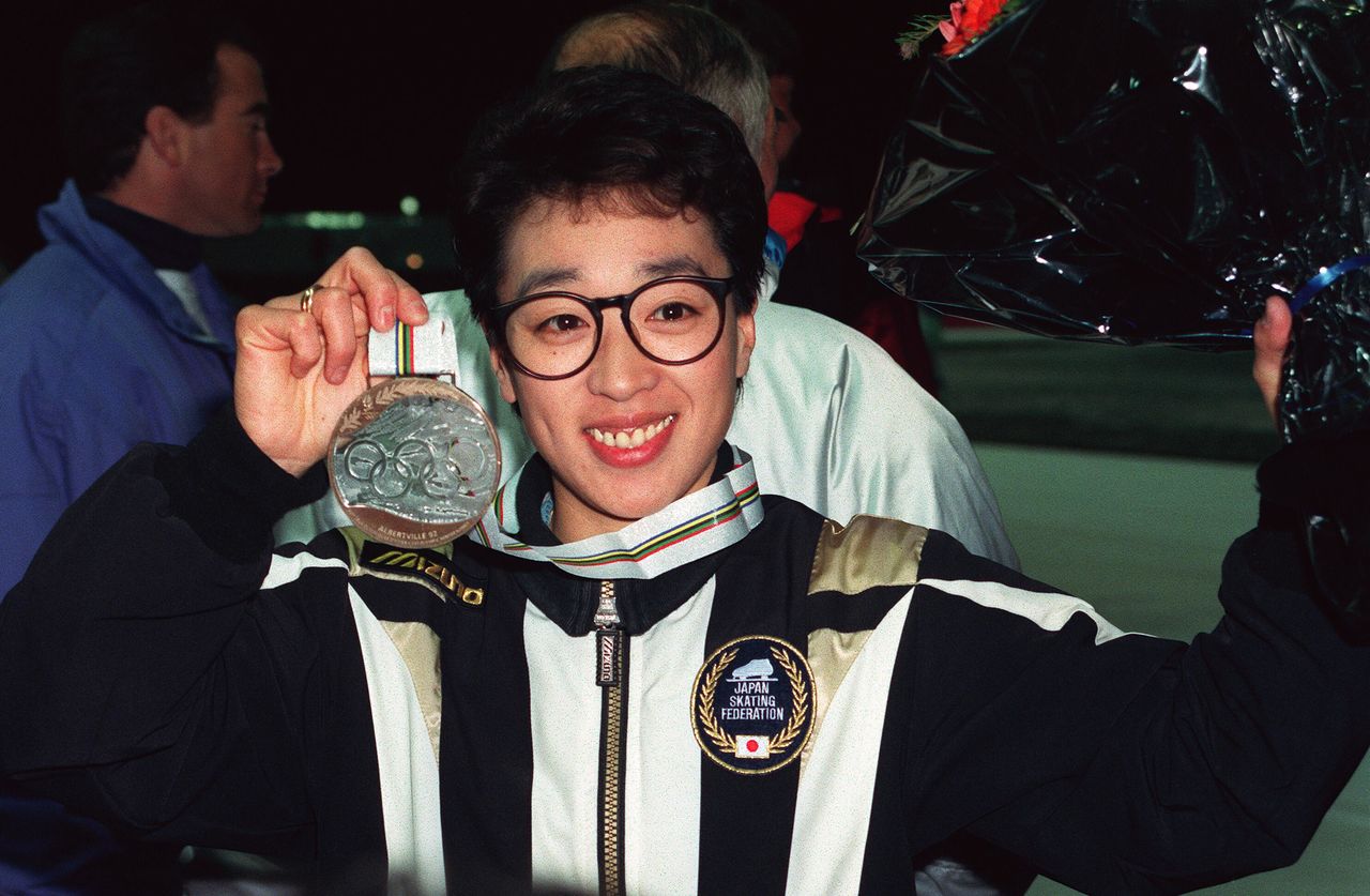 هاشيموتو تستعرض ميداليتها الأولمبية البرونزية في رياضة التزلج السريع في مدينة ألبرتفيل بفرنسا، في فبراير/ شباط 1992. (جيجي برس).