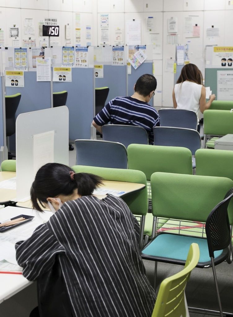أشخاص ينتظرون المساعدة في مكتب Hello Work في شيناغاوا، طوكيو. كيودو.