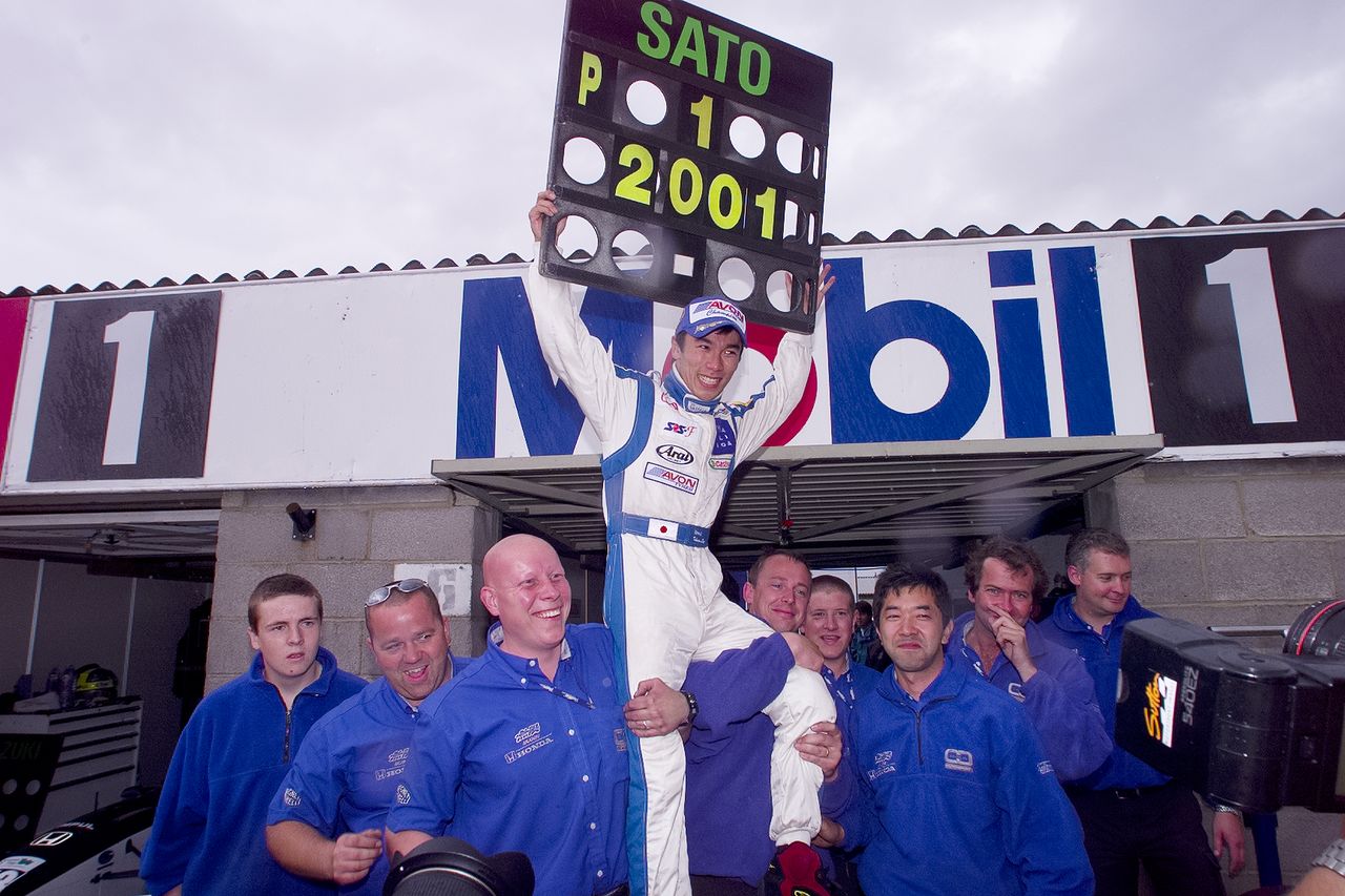 ساتو محمولًا على أعناق طاقمه بعد فوزه ببطولة الفورمولا 3 البريطانية في عام 2001، مما مهد الطريق لظهوره الأول في الفورمولا 1 في العام التالي.