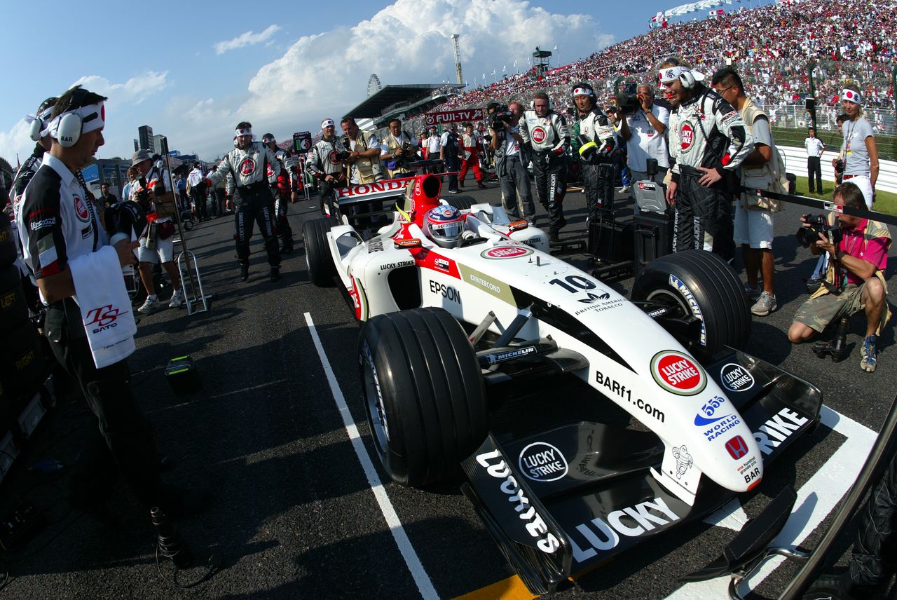 يتقدم ساتو إلى ممر الصيانة والتموين بالوقود بعد أن احتل المركز الثالث في سباق الجائزة الكبرى للولايات المتحدة عام 2004.