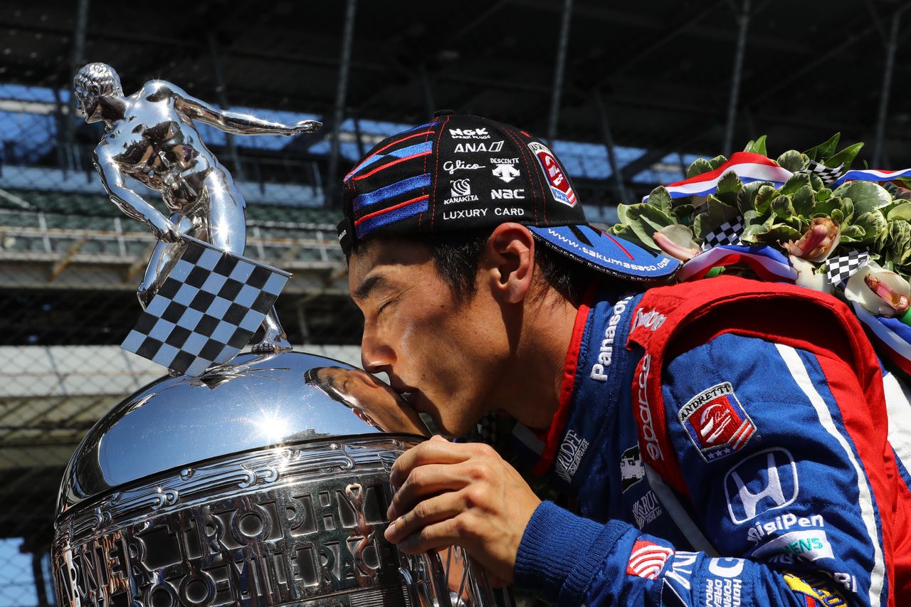 ساتو يقبل كأس بطولة إيندي 500 بعد فوزه في عام 2017.