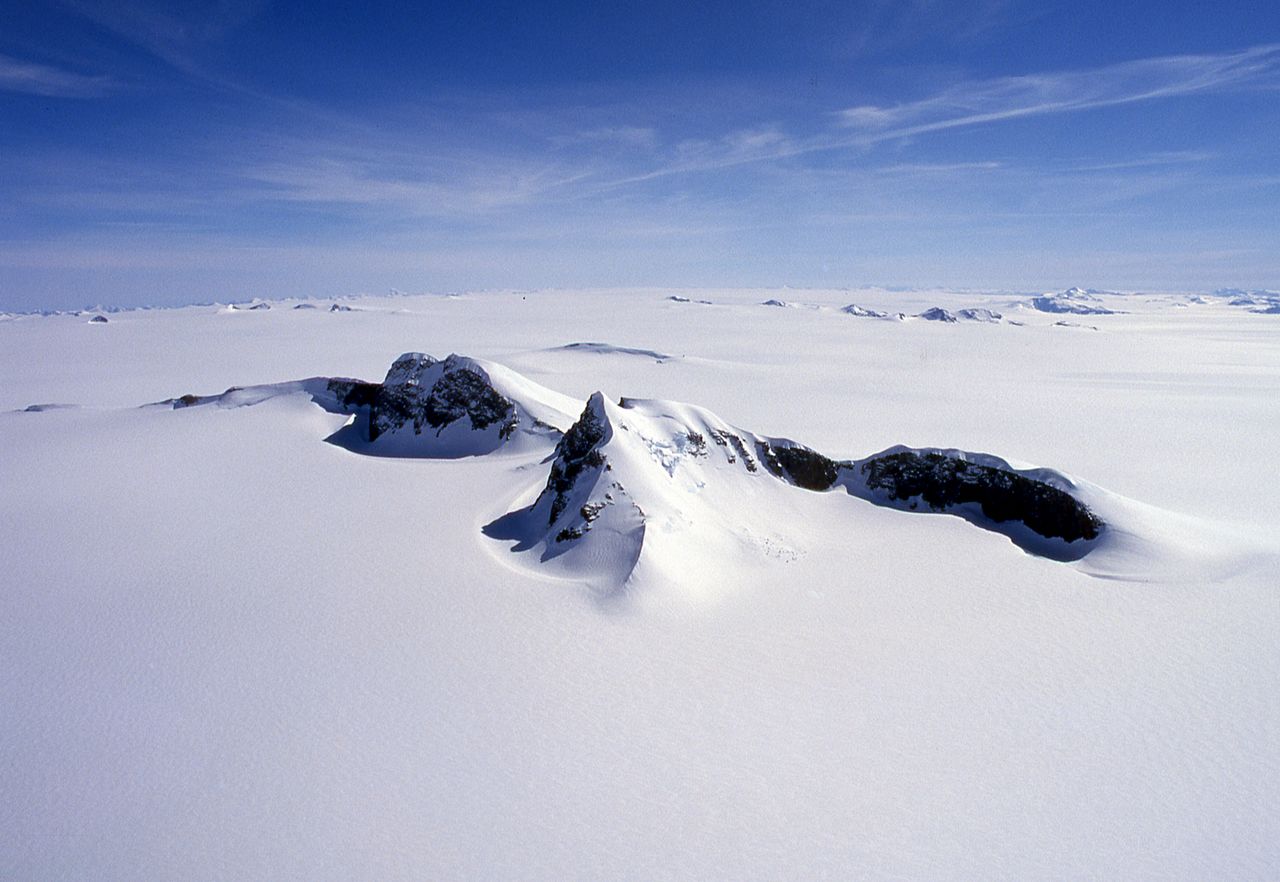 القمتان التوأمتان للنتوء الصخري الجليدي (نوناتك إويمورا) تظهران في الصفيحة الجليدية لجزيرة غرينلاند. تم تسمية الجبل تكريماً للمغامر إويمورا، الذي اختار القمم كنقطة نهاية لعبوره للجزيرة عام 1978. (ياناغي أكينوبو)