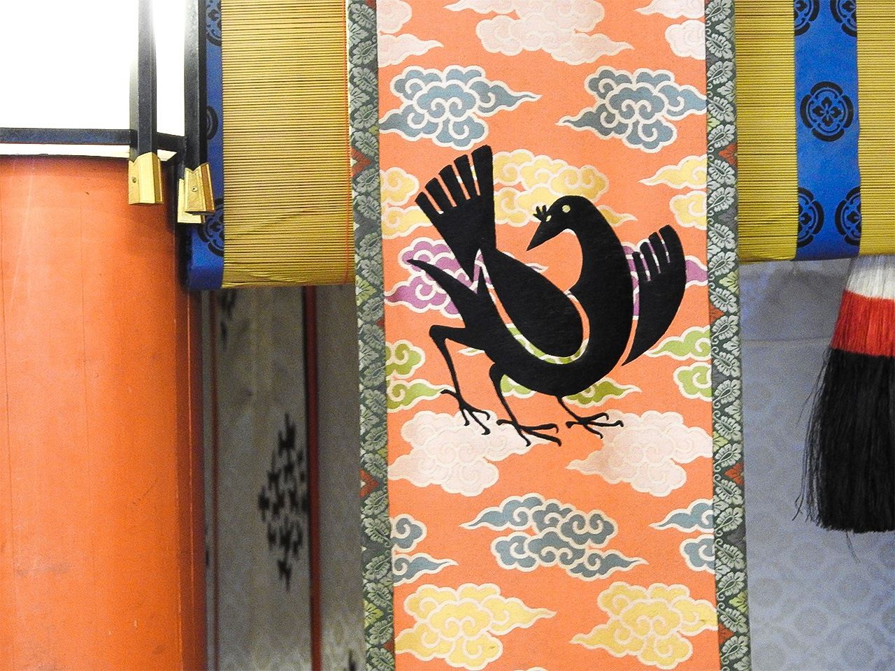 ياتاغاراسو مرسومًا على قطعة من القماش في ضريح كومانو ناتشي تايشا.