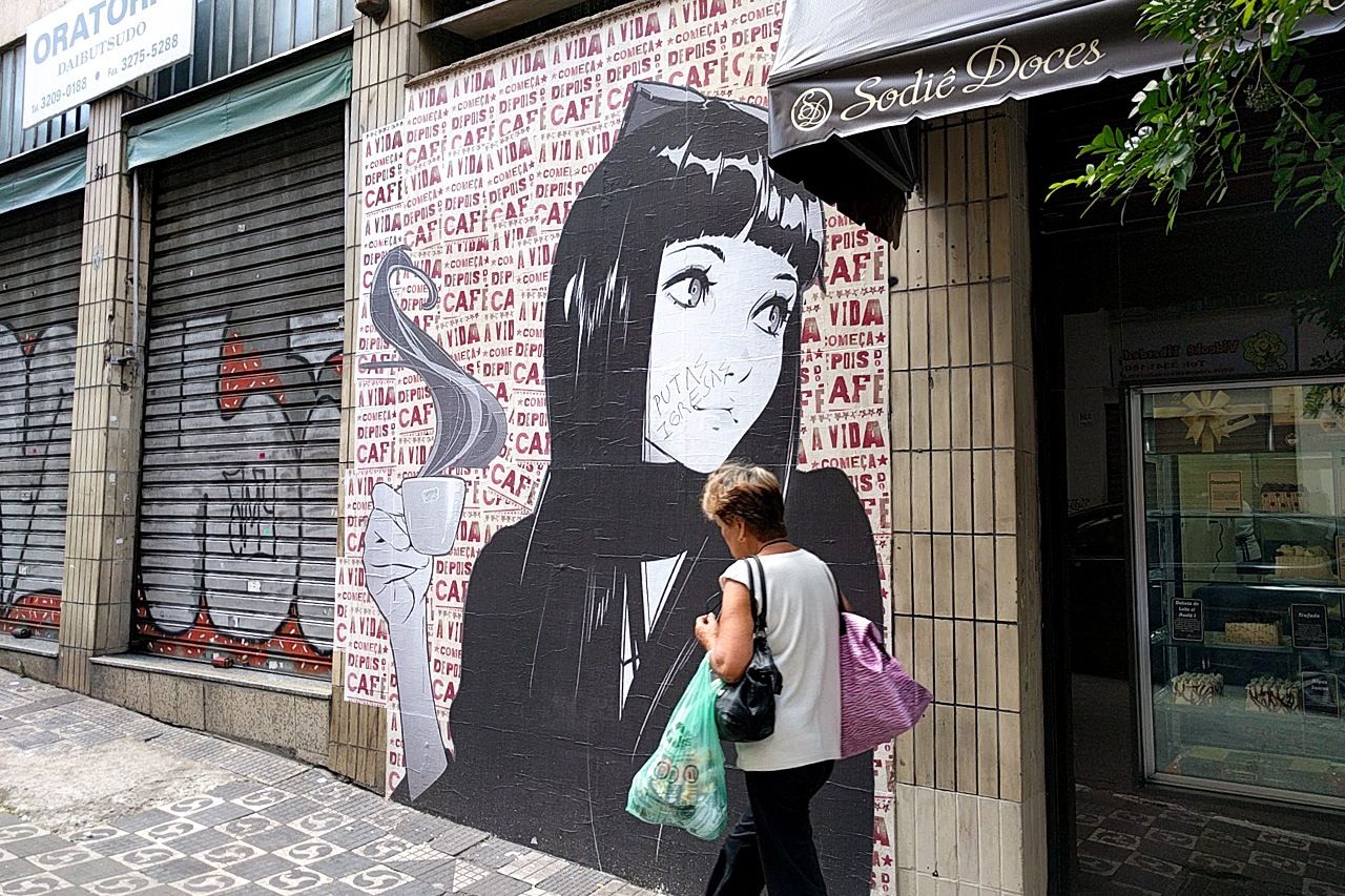  فن الشارع المتأثر بالرسوم المتحركة على طول شارع غالفاو بوينو.
