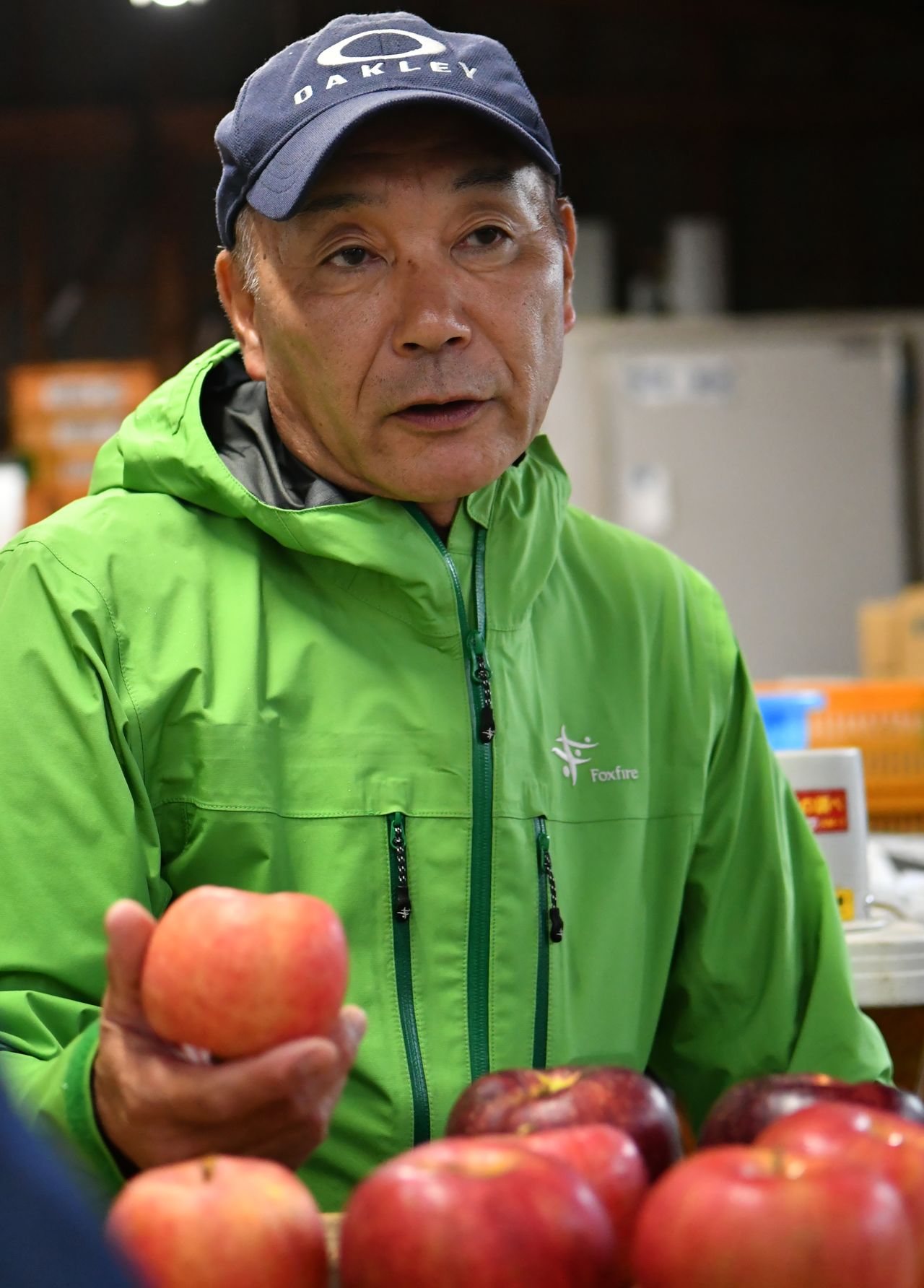 آبى يحمل واحدة من تفاحاته الفاخرة الرائعة المذاق.