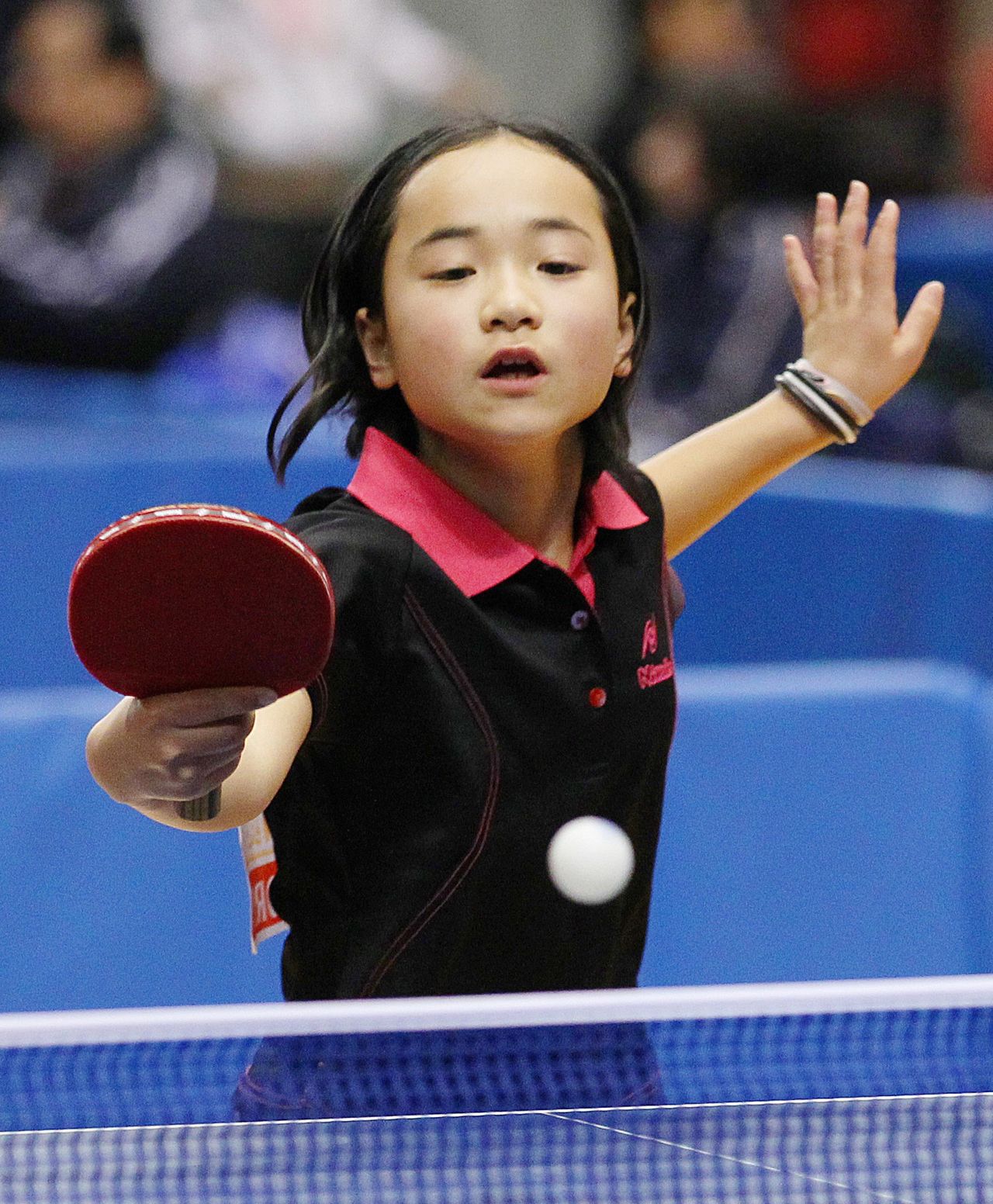 إيتو في العاشرة من عمرها تصد تسديدة في بطولات جميع اليابان لتنس الطاولة في 19 يناير/كانون الثاني عام 2011 (حقوق الصورة جيجي برس).