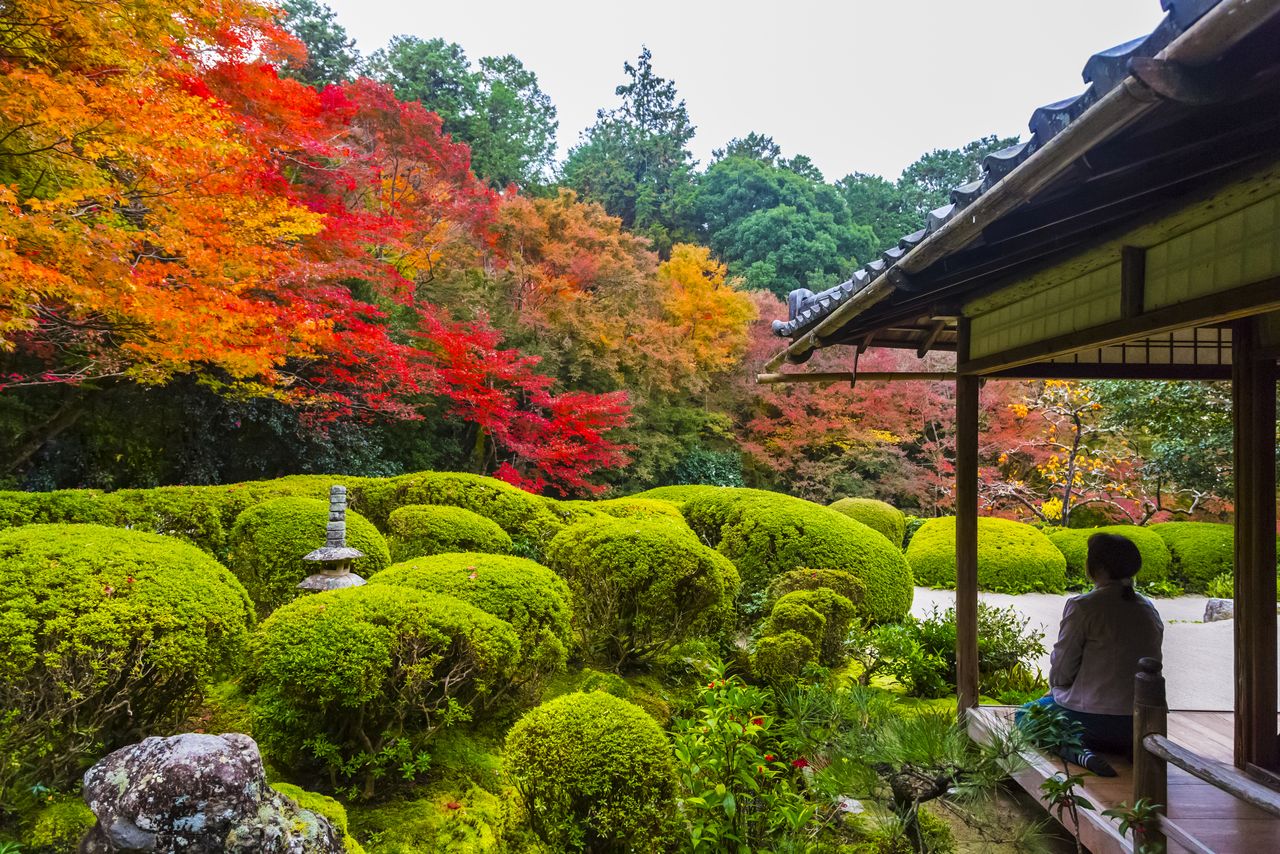 حديقة شيسيندو، وهو معبد تم إنشاؤه في الأصل ليكون في الأصل دارًا لإشيكاوا جوزان المزارع الإقطاعي التابع لتوكوغاوا إياسو.