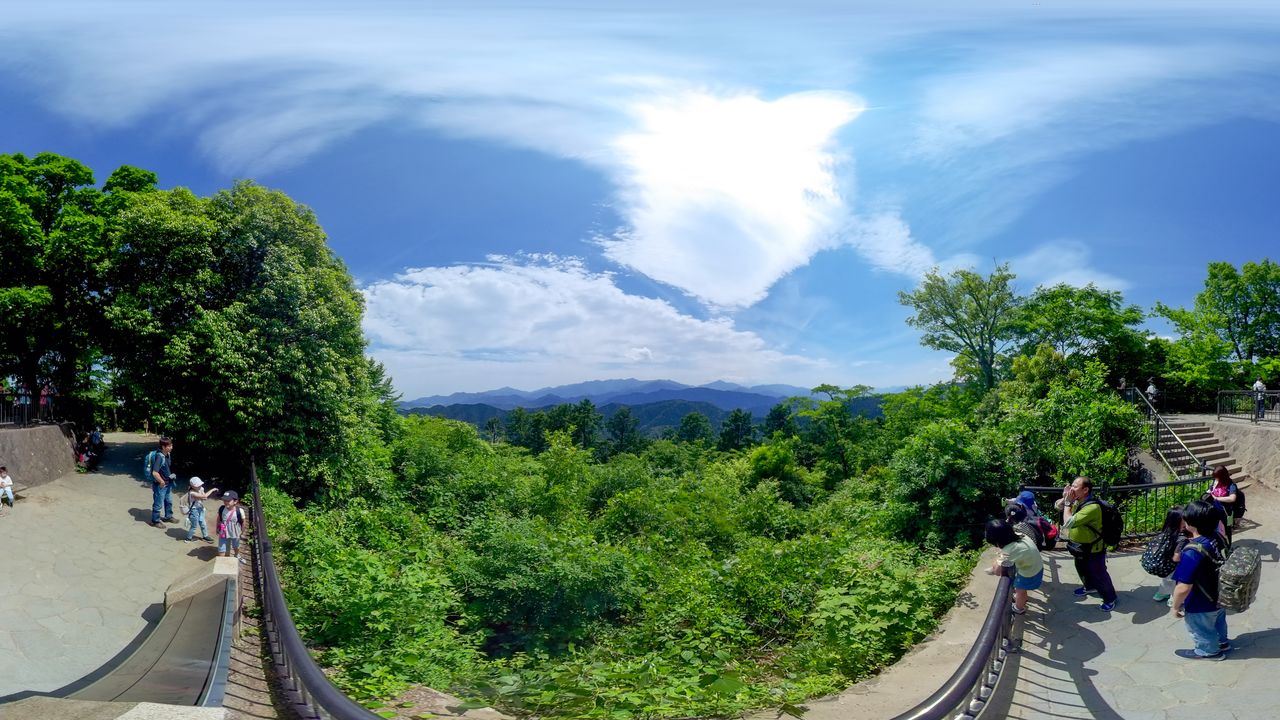 من قمة تاكاو يمكن الاستمتاع بإطلالة بانورامية على جبال تانزاوا المجاورة له.