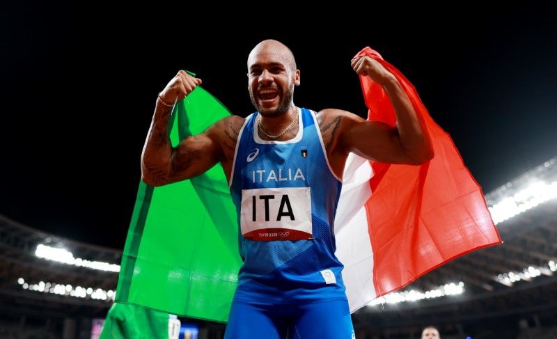 العداء الإيطالي لامونت مارسيل جاكوبس يحتفل بفوزه بسباق أربعة في 100 متر تتابع بأولمبياد طوكيو يوم السادس من أغسطس آب - رويترز