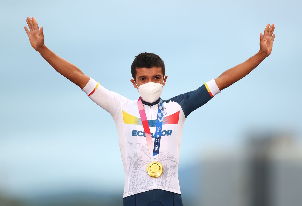 الإكوادوري ريتشارد كاراباز يحتفل بذهبية الدراجات على الطرق في أولمبياد طوكيو يوم 24 يوليو تموز. تصوير. ماثيو تشيلدز - رويترز