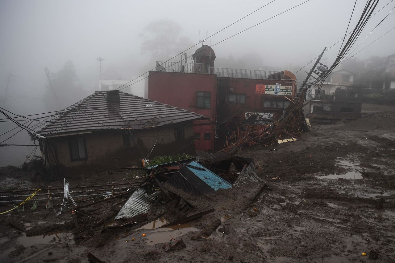 المباني التي دمرها الانهيار الأرضي في أتامي بمحافظة شيزوكا، 3 يوليو/ تموز 2021 (أف ب/ جيجي برس)