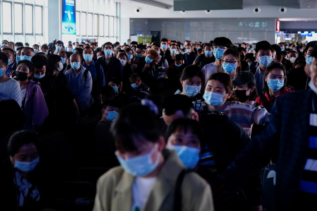 أشخاص يضعون كمامات للوقاية من فيروس كورونا في شنغهاي بصورة من أرشيف رويترز.