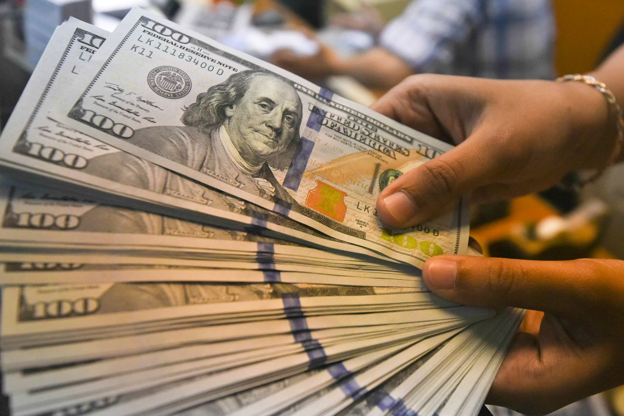 أوراق مالية فئة 100 دولار في جاكرتا. صورة من أرشيف رويترز