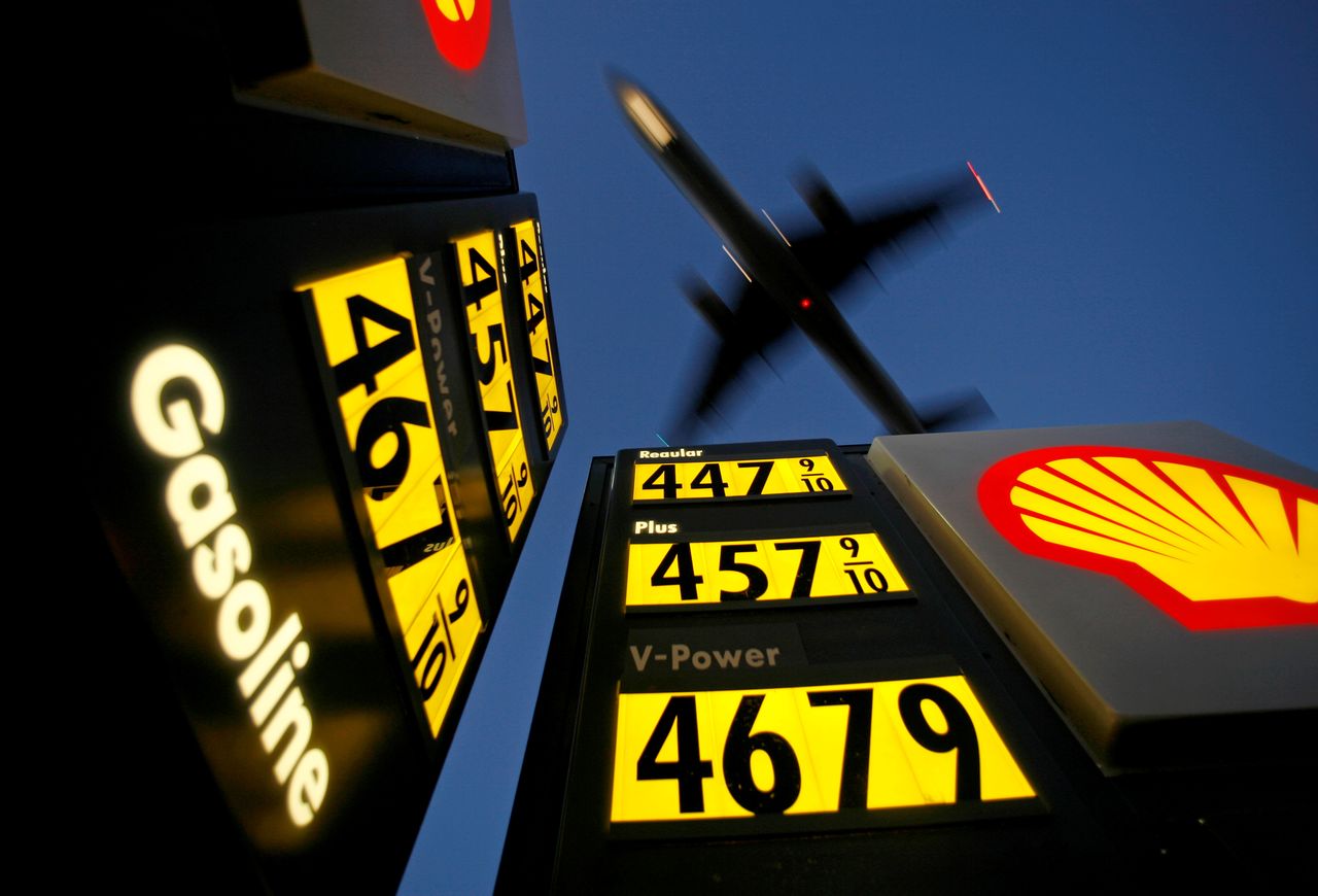 لوحة إلكترونية تعرض أسعار بيع الوقود في كاليفورنيا. رويترز