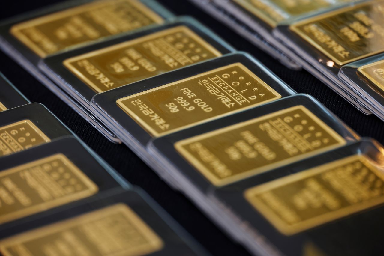 سبائك ذهبية في بورصة الذهب الكورية في سول بصورة من أرشيف رويترز.