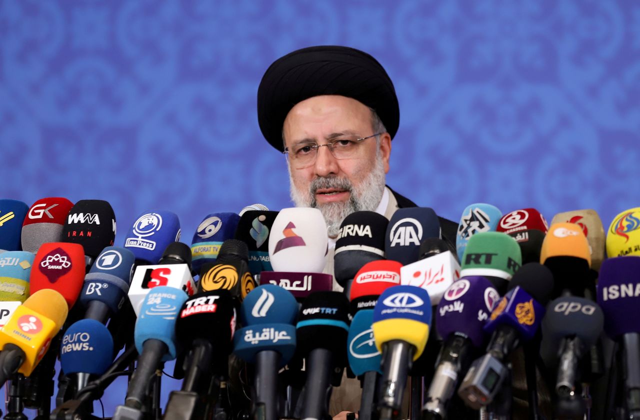 الرئيس الإيراني إبراهيم رئيسي في طهران بصورة من أرشيف رويترز.
