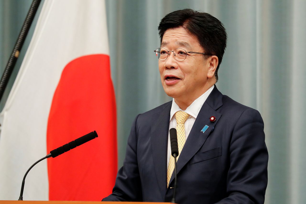 كاتسونوبو كاتو كبير أمناء مجلس الوزراء الياباني يتحدث في مؤتمر صحفي في طوكيو  يوم 16 سبتمبر أيلول 2020. تصوير: كيم كيونج هوون - رويترز