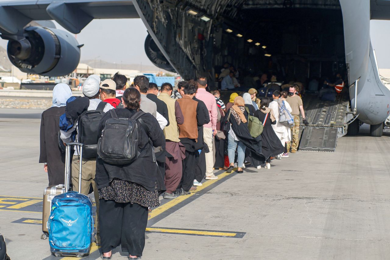 أشخاص يغادرون مطار كابول يوم 18 أغسطس آب 2021. صورة حصلت عليها رويترز من البحرية الأمريكية.