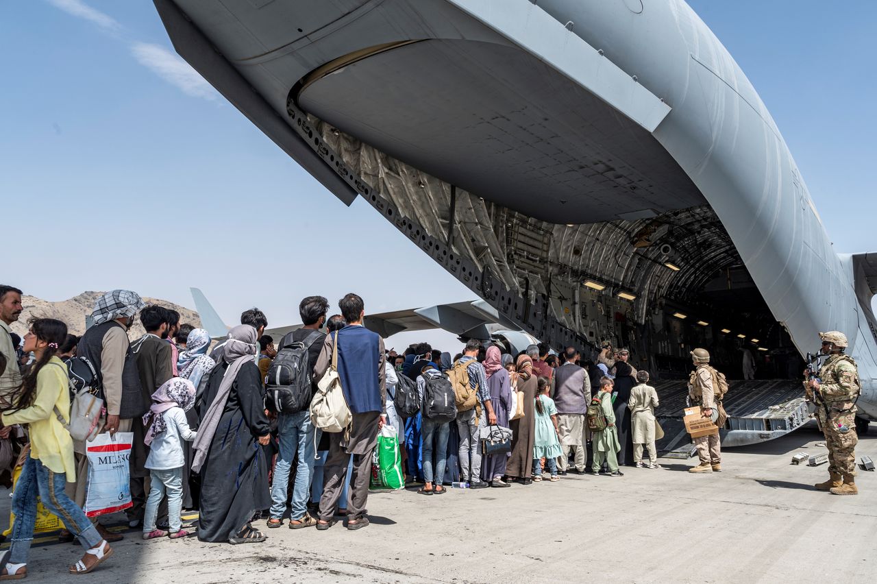 أفغان يصعدون إلى طائرة عسكرية أمريكية في مطار كابول يوم 21 أغسطس آب 2021. صورة حصلت عليها رويترز من طرف آخر