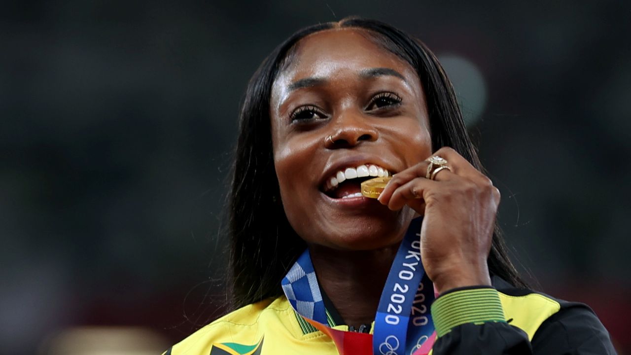 إيلين طومسون-هيرا تحتفل بحصولها على الميدالية الذهبية في سباق 200 متر على منصة التتويج في أولمبياد طوكيو يوم الرابع من أغسطس آب 2021. صورة لرويترز.