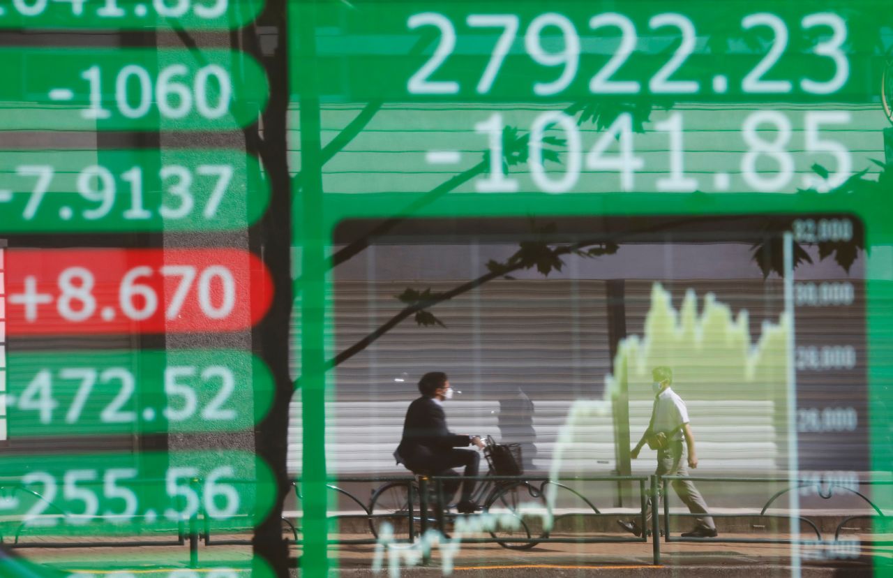 شاشة إلكترونية تعرض متوسط المؤشر نيكي للأسهم اليابانية خارج مكتب للسمسرة في العاصمة طوكيو يوم 21 يونيو حزيران 2021. تصوير: كيم كيونج هون - رويترز.