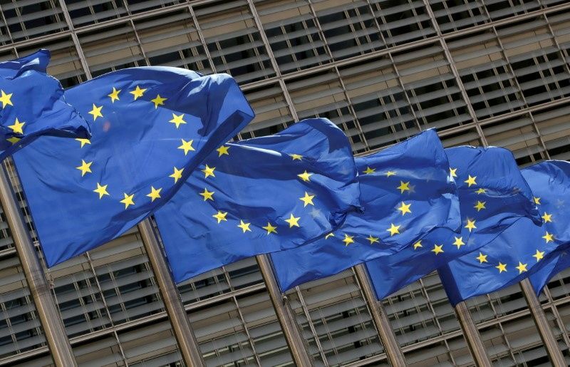 أعلام الاتحاد الأوروبي ترفرف خارج مقر المفوضية الأوروبية في بروكسل في صورة بتاريخ الخامس من مايو ايار 2021. تصوير: إيف هيرمان - رويترز.