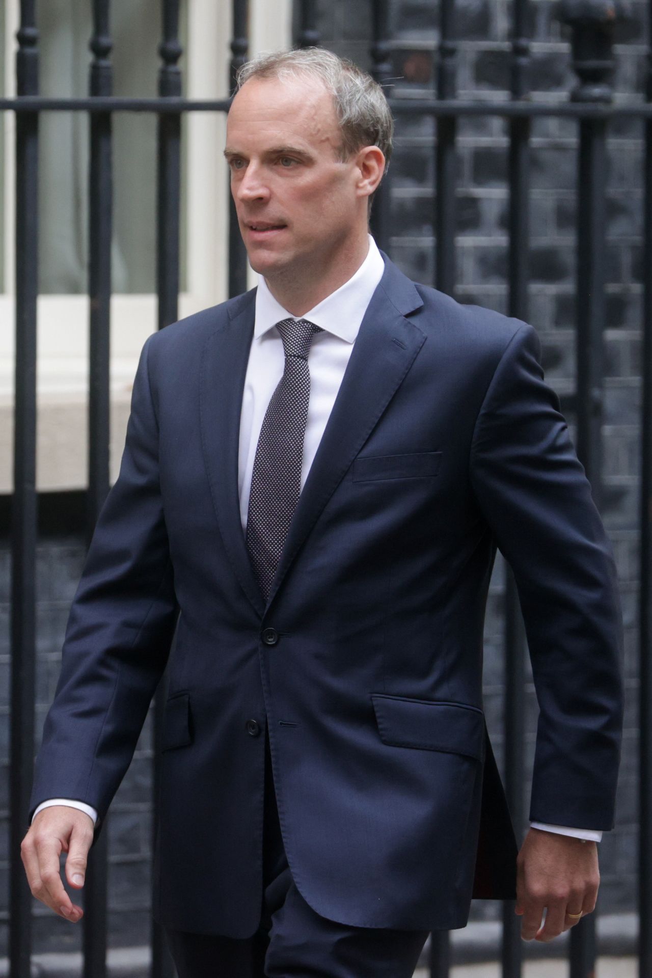 وزير الخارجية البريطاني دومينيك راب خارج مقر الحكومة في لندن يوم 19 أغسطس اب 2021. تصوير: هانا مكاي - رويترز.