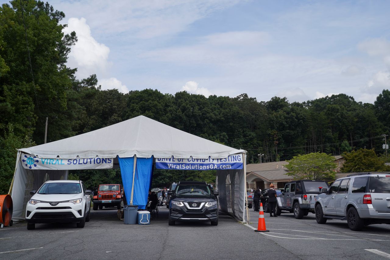 سيارات تنتظر في صف قبل خضوع أصحابها لفحص للكشف عن فيروس كورونا في ماريتا بولاية جورجيا الأمريكية يوم الاثنين. تصوير:رويترز.