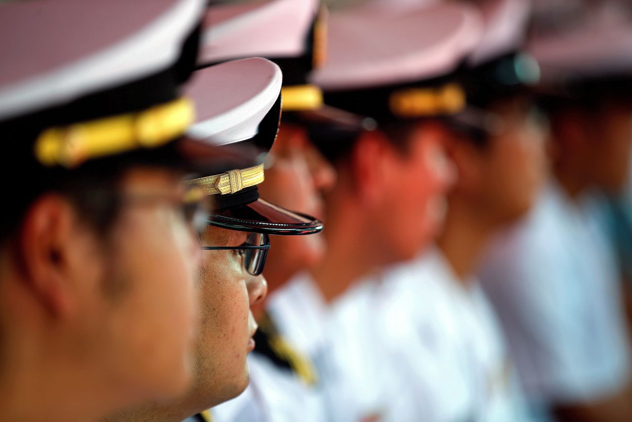 قوات الدفاع الذاتي البحرية اليابانية تستمع إلى كلمة خلال زيارة لسفينة حربية يابانية جيه إس ساميداري إلى محطة جاكرتا الدولية للحاويات في ميناء تانغونغ بريوك في جاكرتا، إندونيسيا، 8 مايو/أيار ، 2019. ويلي كورنياون. رويترز. 