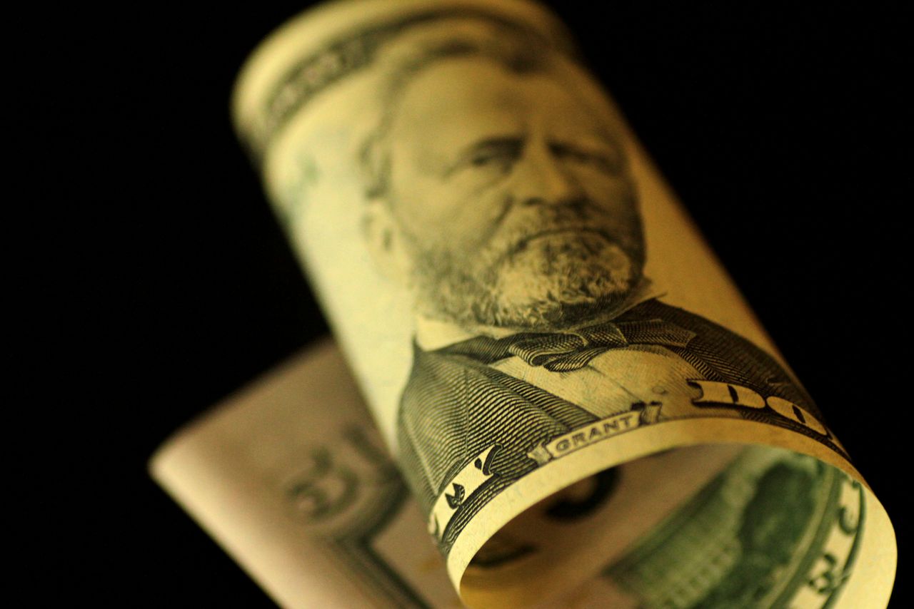 ورقة مالية من الدولار الأمريكي في صورة من أرشيف رويترز.