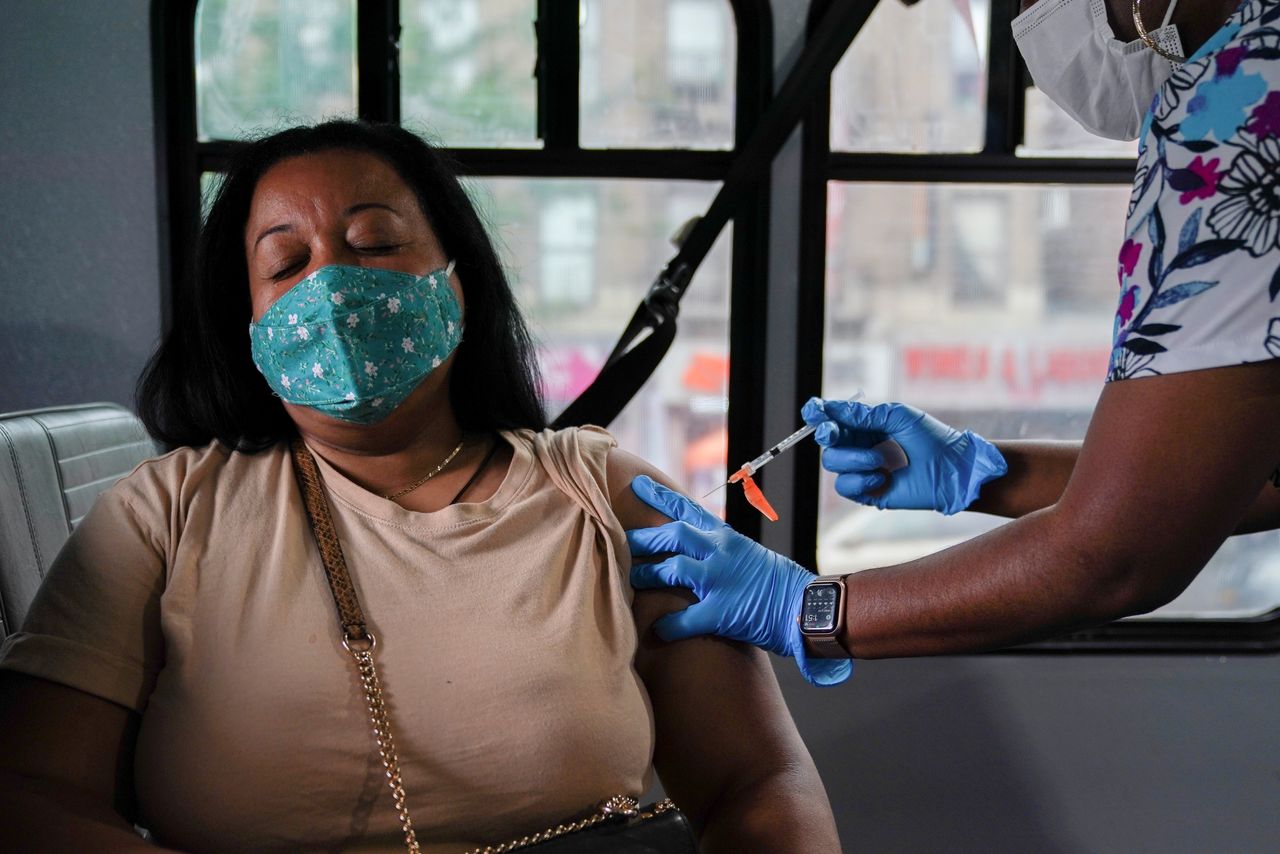 امرأة تتلقى جرعة من لقاح فايزر بيونتيك المضاد لفيروس كورونا في حي برونكس بمدينة نيويورك يوم 18 أغسطس اب 2021. تصوير:رويترز.