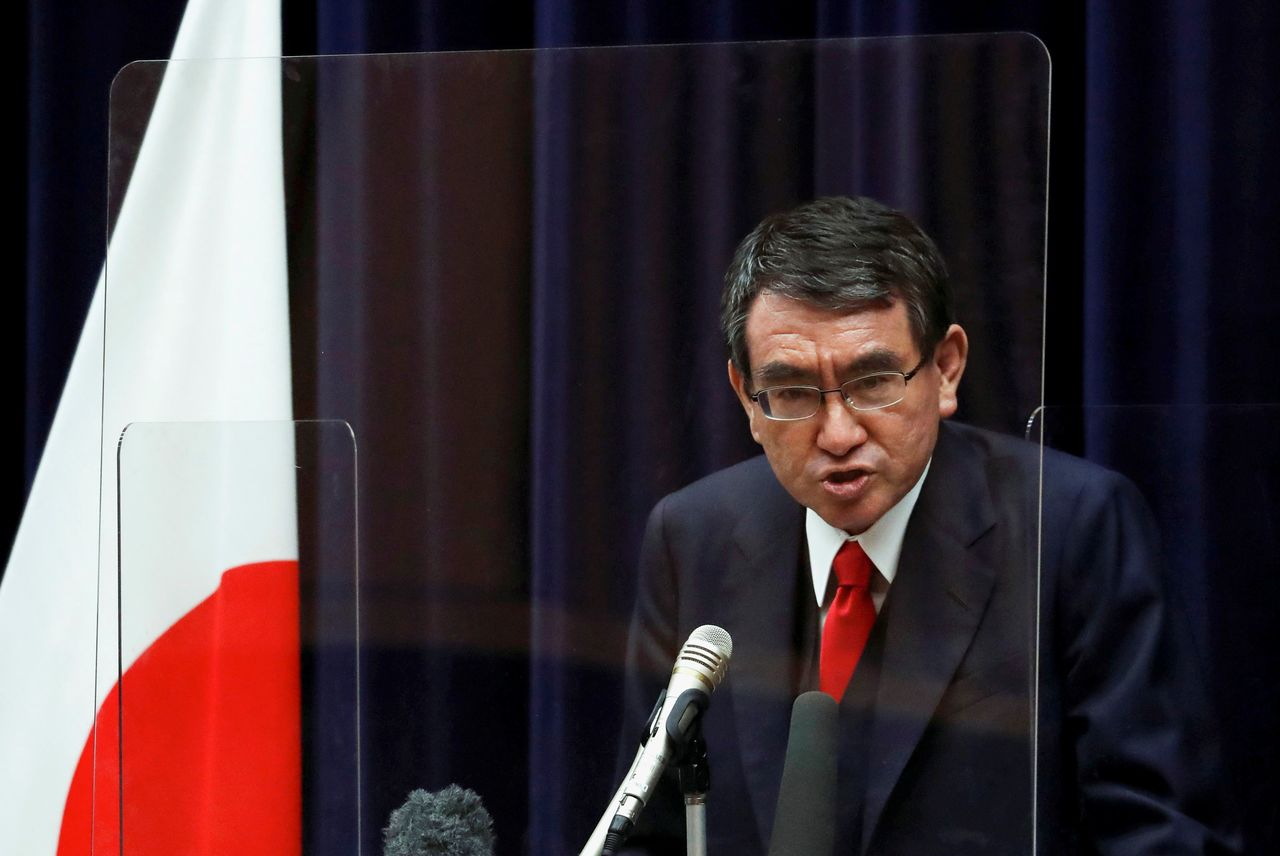 تارو كونو الوزير بالحكومة اليابانية والمسؤول عن حملة التطعيم ضد فيروس كورونا في طوكيو يوم 16 فبراير شباط 2021. تصوير: ايسي كاتو - رويترز.