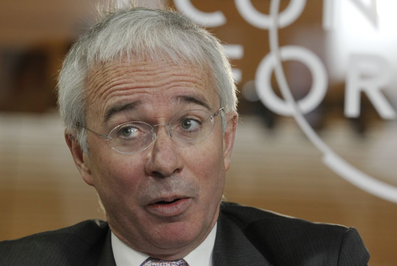 صورة من أرشيف رويترز لبيتر ساندز المدير التنفيذي للصندوق العالمي لمكافحة الإيدز والسل والملاريا.