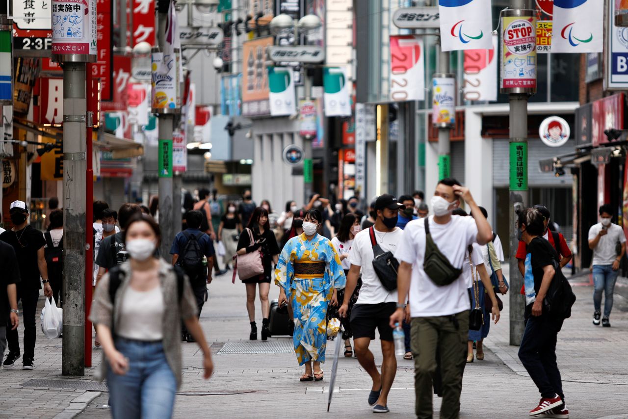 أشخاص يضعون كمامات للوقاية من فيروس كورونا في طوكيو يوم 29 أغسطس آب 2021. صورة لرويترز.
