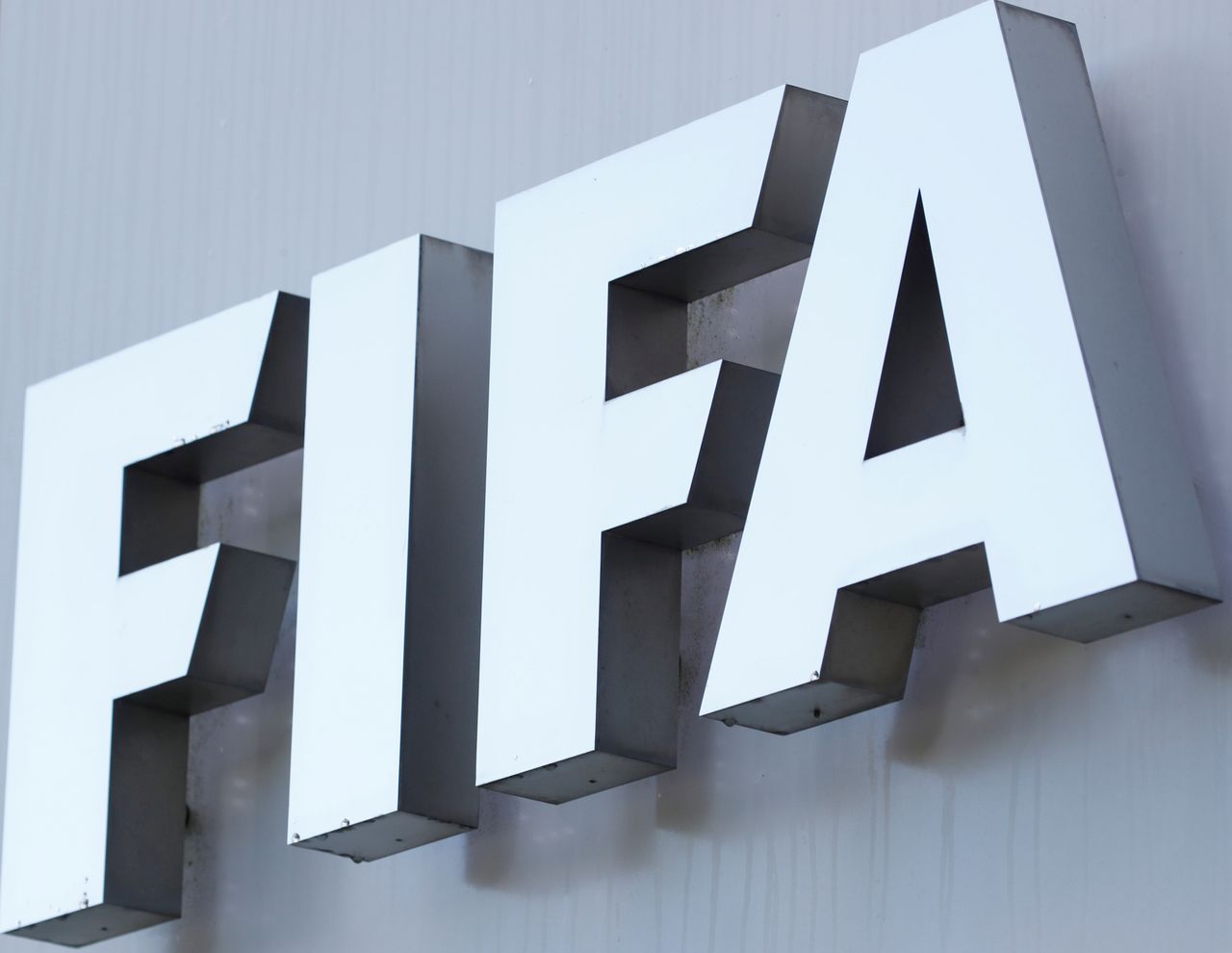 شعار الاتحاد الدولي لكرة القدم (الفيفا) أمام مقره في زوريخ في صورة من أرشيف رويترز.