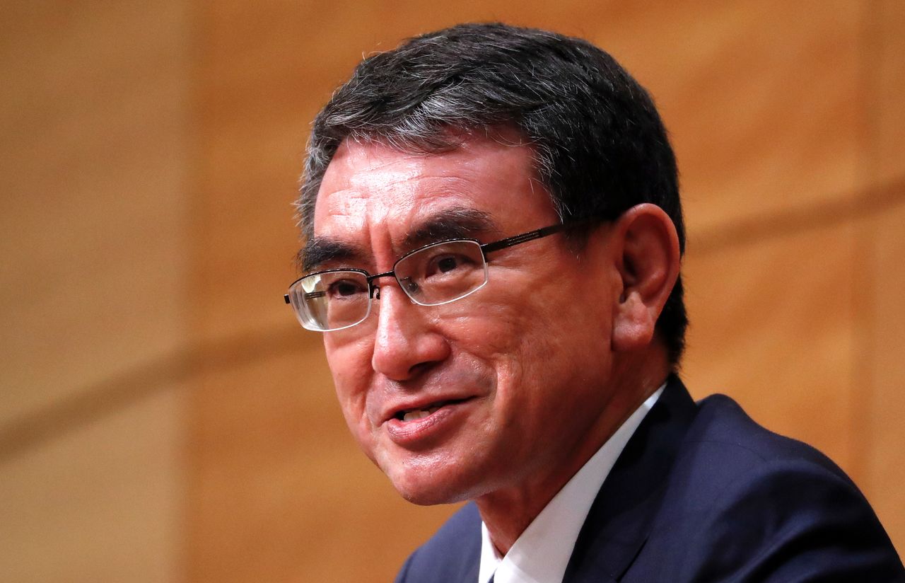 تارو كونو الوزير المسؤول عن حملة التطعيم للوقاية من كوفيد-19 في اليابان خلال مؤتمر صحفي يوم الجمعة بالعاصمة طوكيو. رويترز