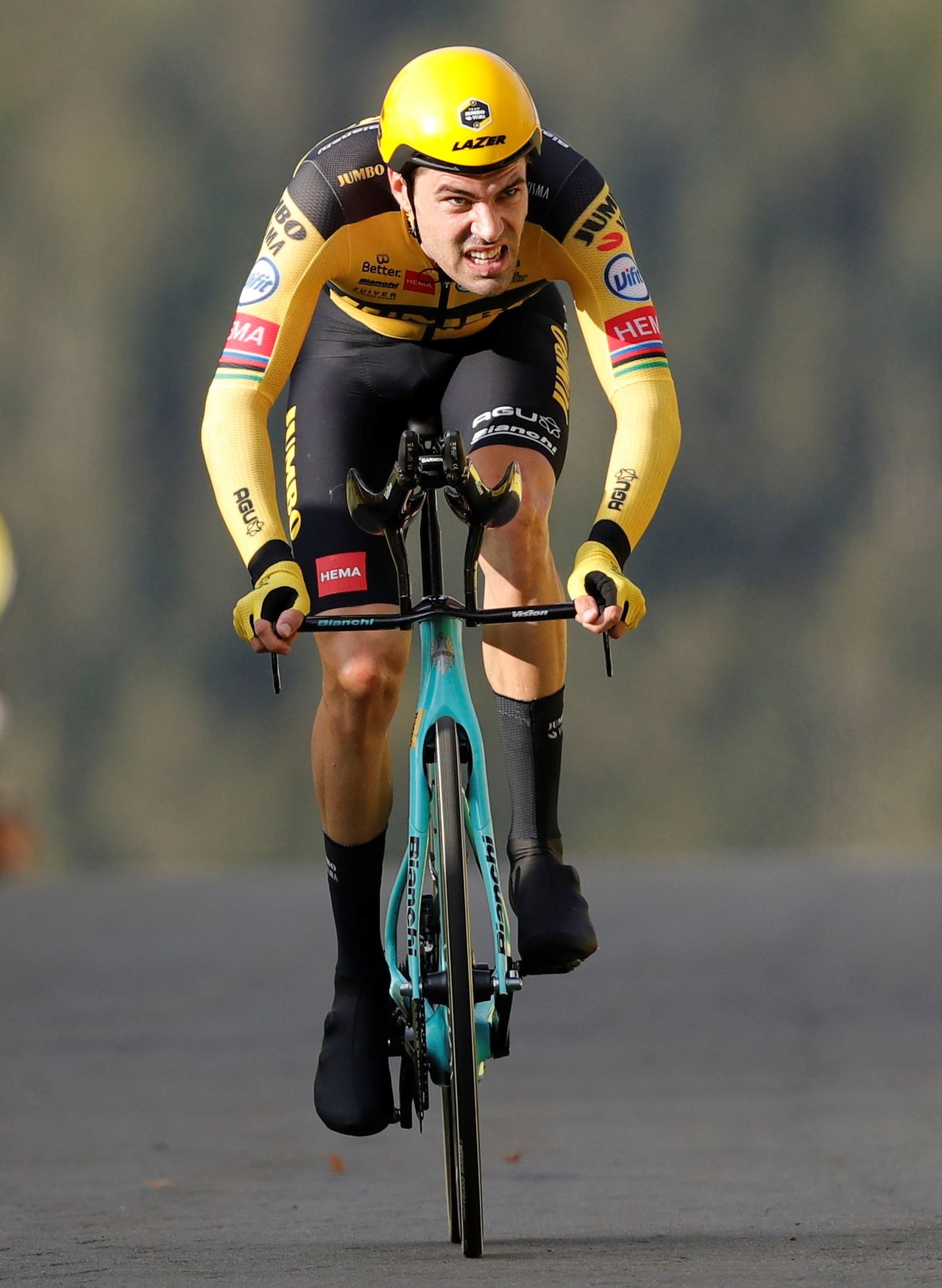 متسابق الدراجات الهولندي توم دومولين ومتسابق فريق جامبو-فيسما  يشارك في سباق فرنسا. صورة من أرشيف رويترز.