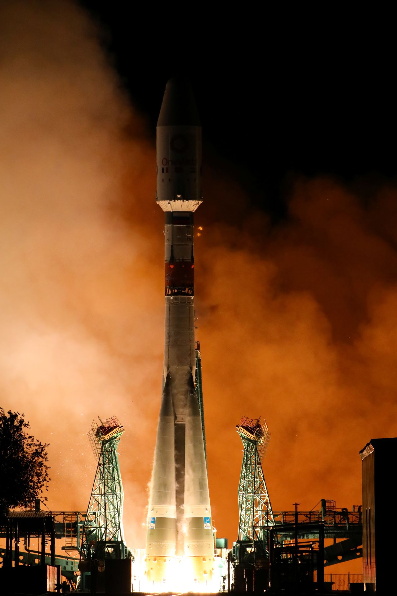 أقمار صناعية للشركة البريطانية وان ويب تنطلق من قاعدة إطلاق الصواريخ الفضائية في قازاخستان يوم الثلاثاء. صورة لرويترز.